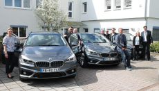 Bürgermeister Thomas Alber (3. v. r.) und Sven Poenitz (r.) , Teamleiter Verkauf im Autohaus Bilia, präsentieren mit Mitarbeitern der Rosbacher Stadtverwaltung die neuen Hybrid-Fahrzeuge. (Foto: pv)